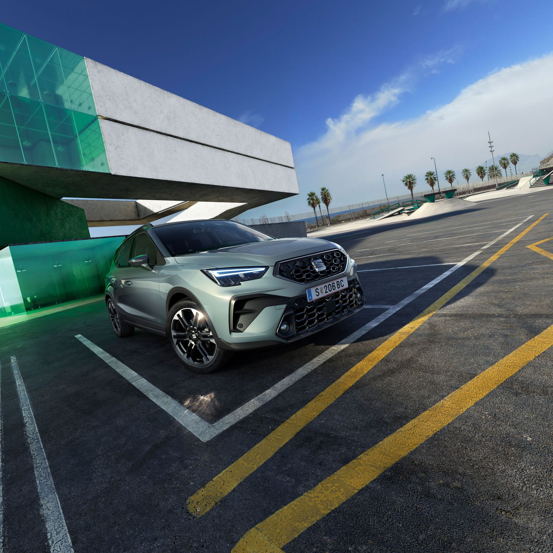 Gesamtansicht eines SEAT Arona 2025, im Freien geparkt.