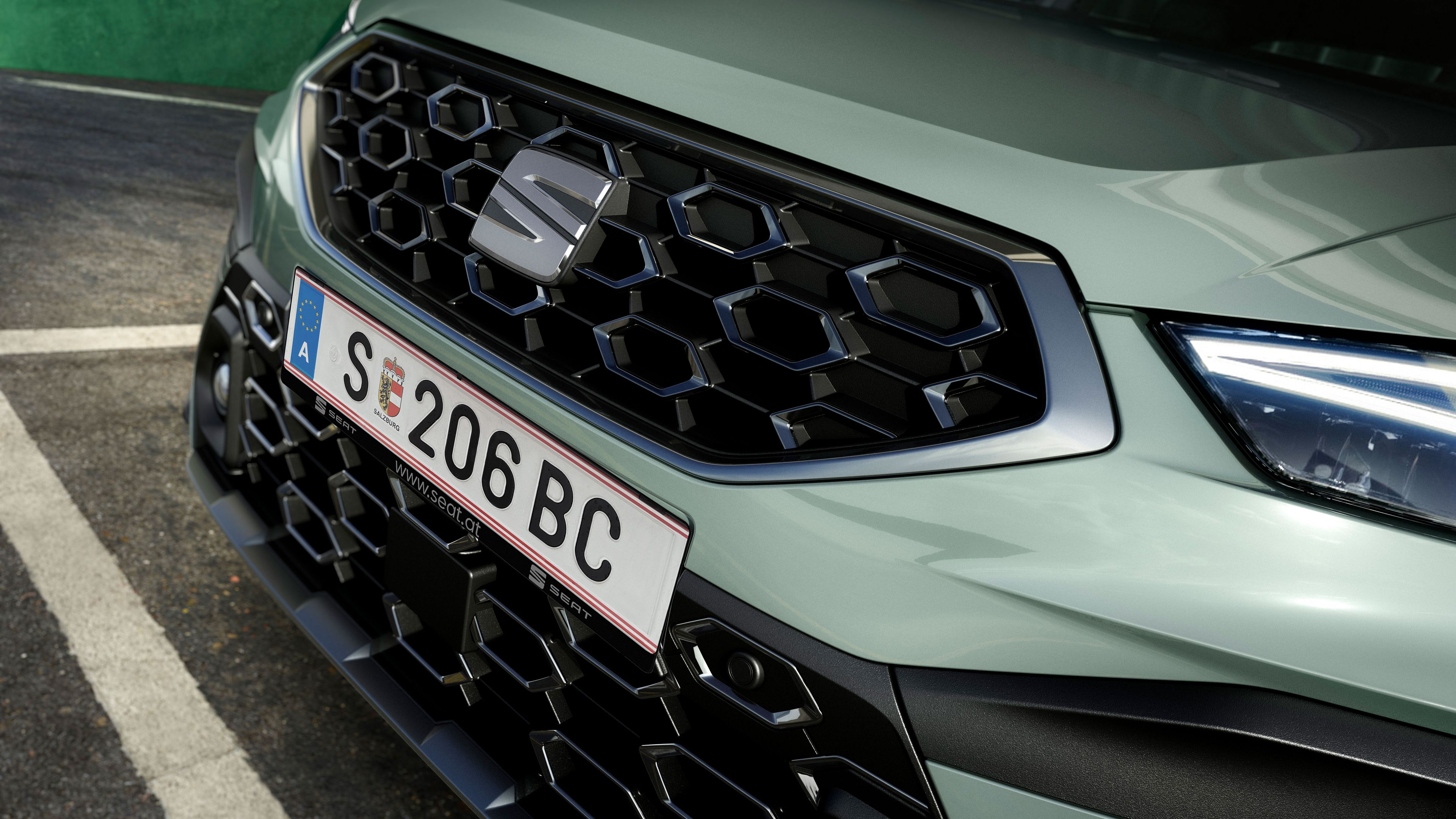 Nahaufnahme des neuen Frontgrills des SEAT Arona mit geometrischem Design
