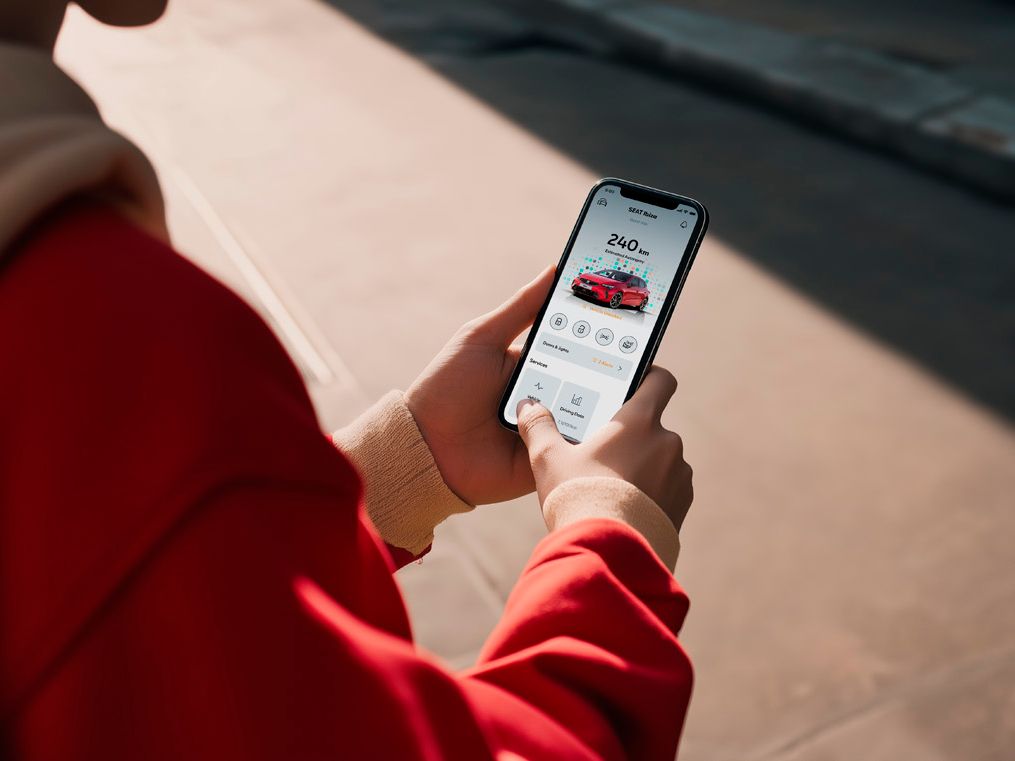 Person mit Handy in der Hand und SEAT Connect App geöffnet