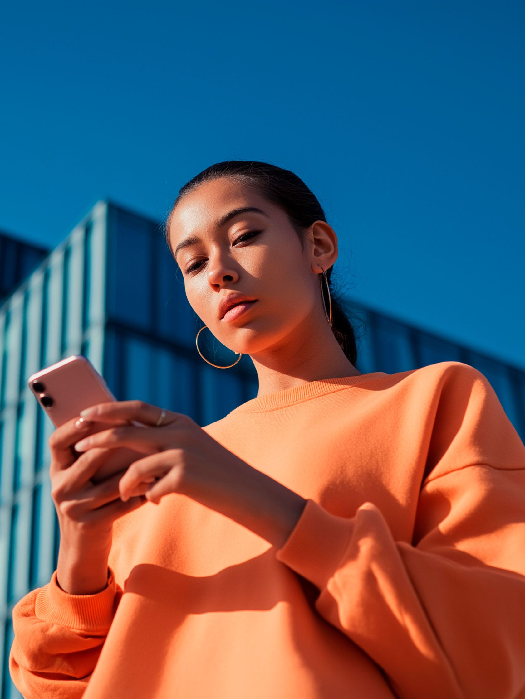 Person hält ihr Smartphone und überprüft die SEAT CONNECT Funktion.