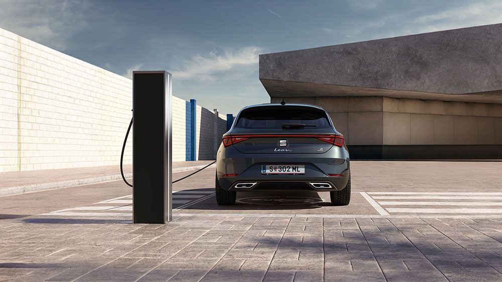 Der SEAT Leon Hybrid wird an einer Elektroladestation geladen