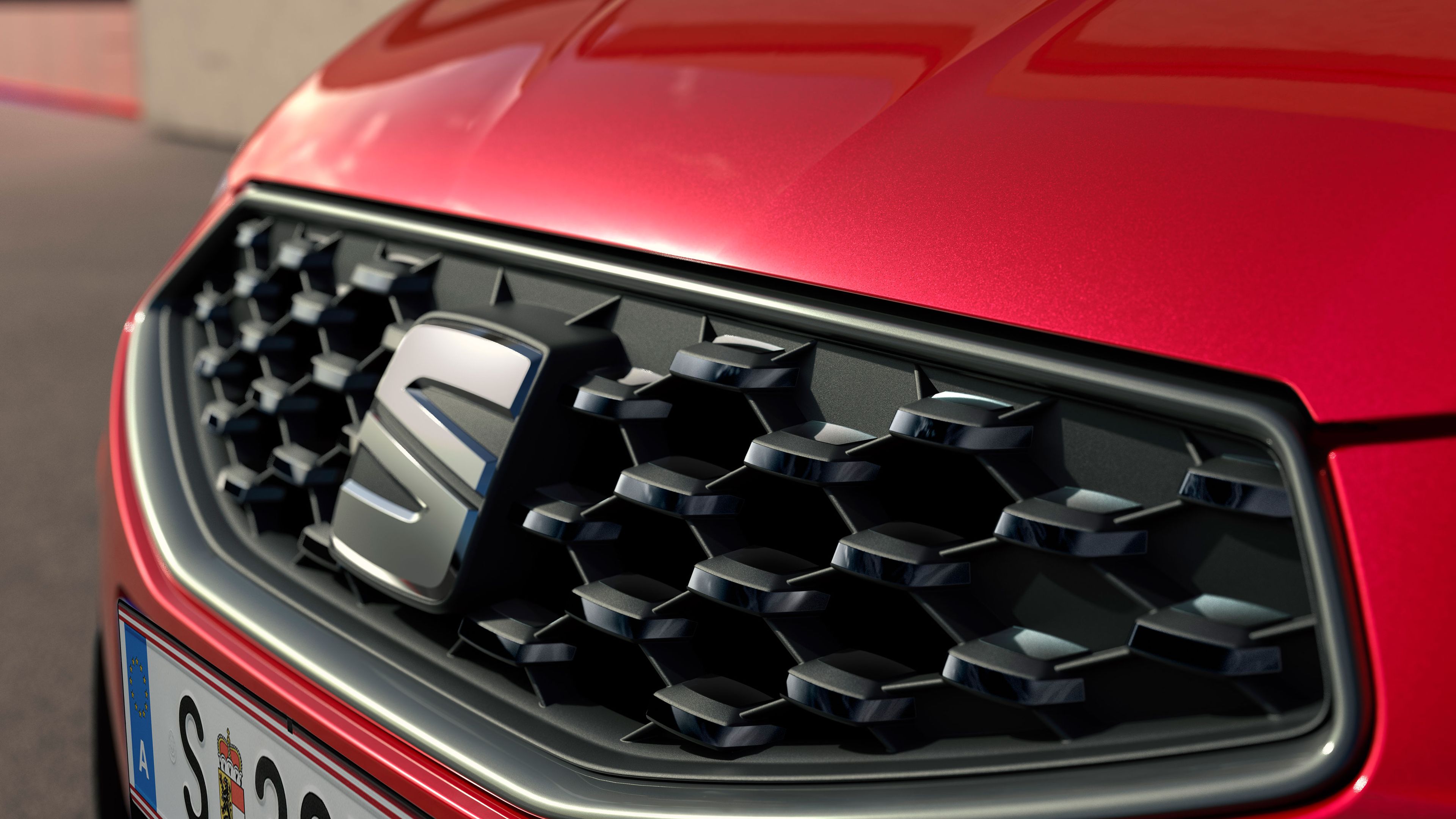 Nahaufnahme des Kühlergrills des SEAT Ibiza mit geometrischem Design.