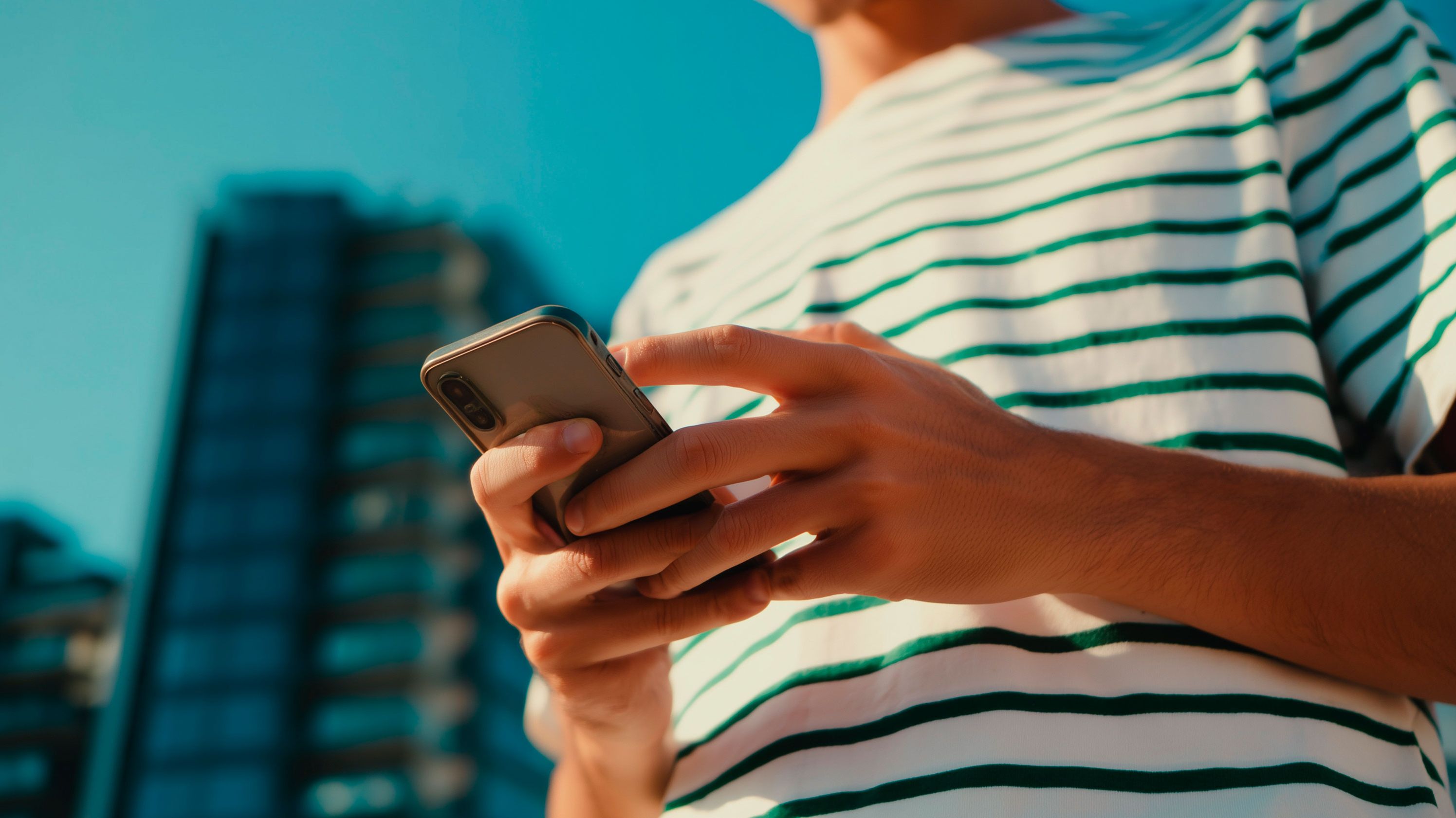 Person hält ihr Smartphone und nutzt die My SEAT App