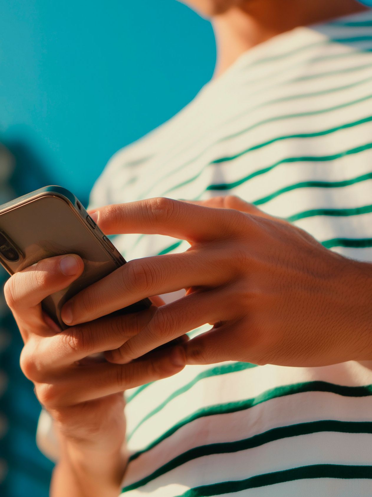 Person hält ihr Smartphone und nutzt die My SEAT App