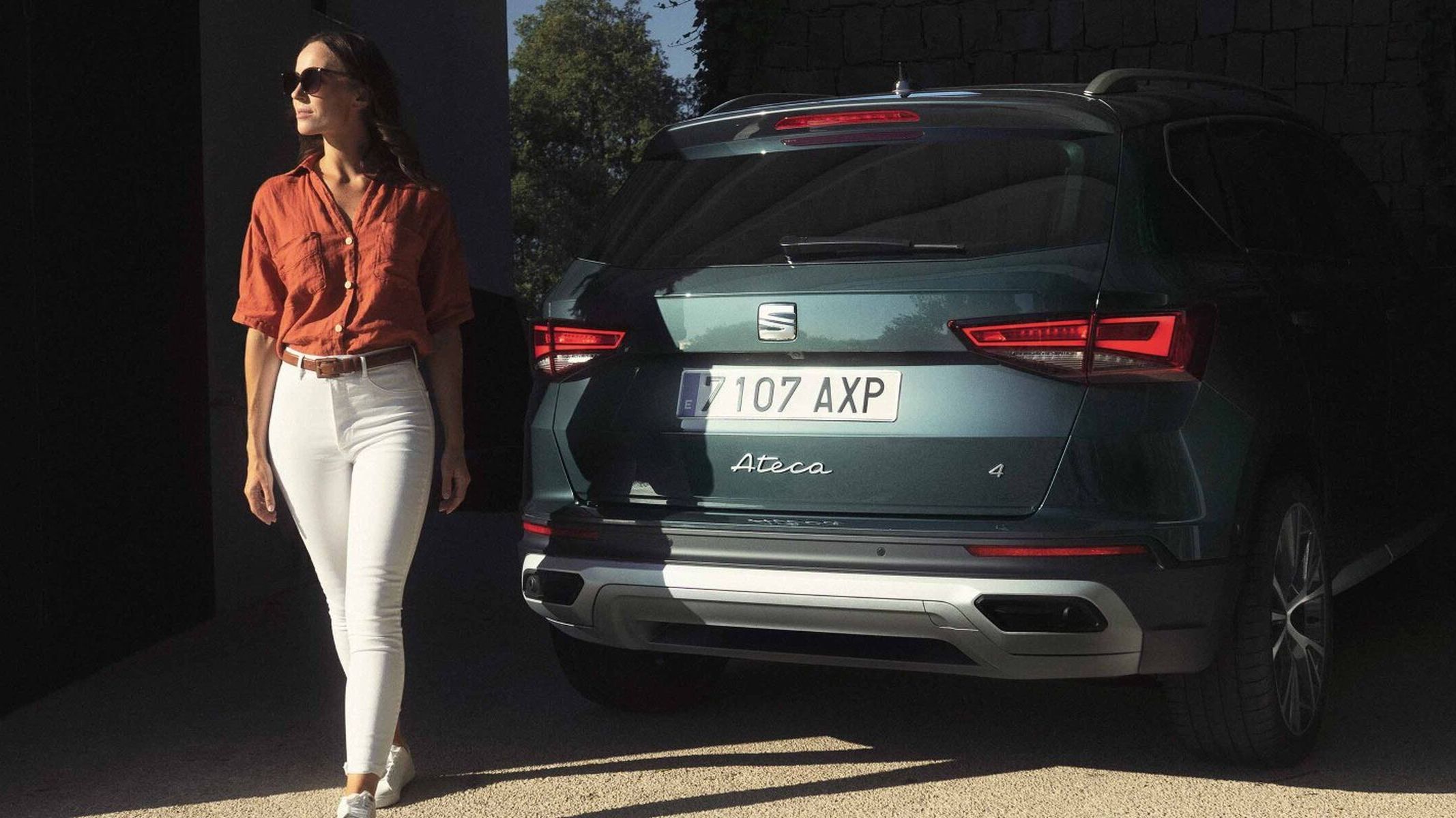 Ein schwarzer SEAT Tarraco parkt 